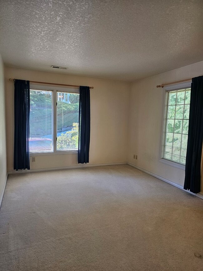 Building Photo - TRADITIONAL HOME IN PALISADES NEIGHBORHOOD...