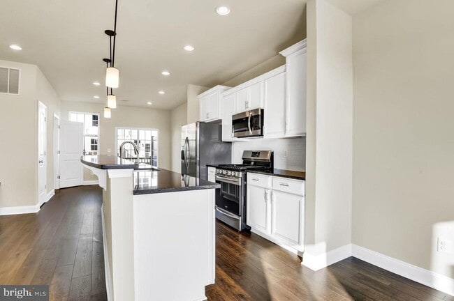 Building Photo - 611 E 7th St