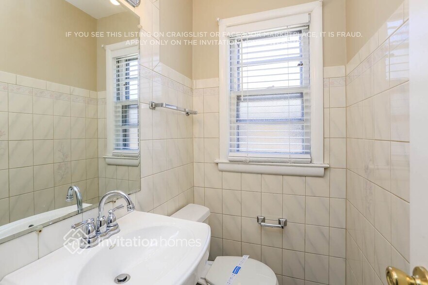 Building Photo - 9147 S Richmond Ave