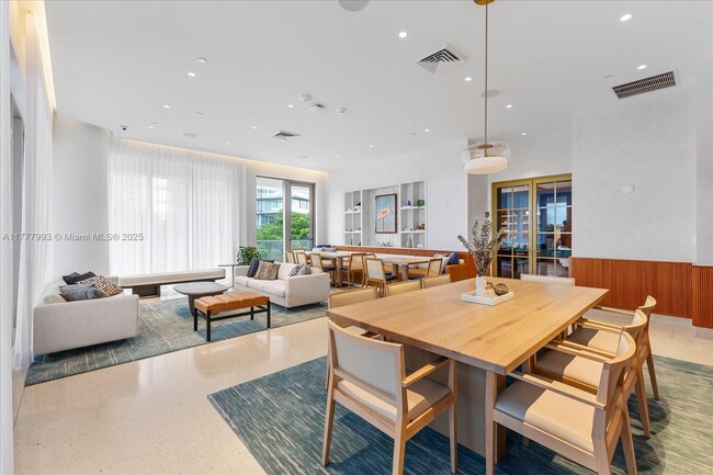 Building Photo - 2655 S Bayshore Dr