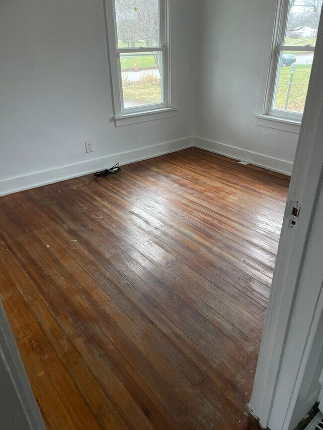 Building Photo - Spacious Single Family Home