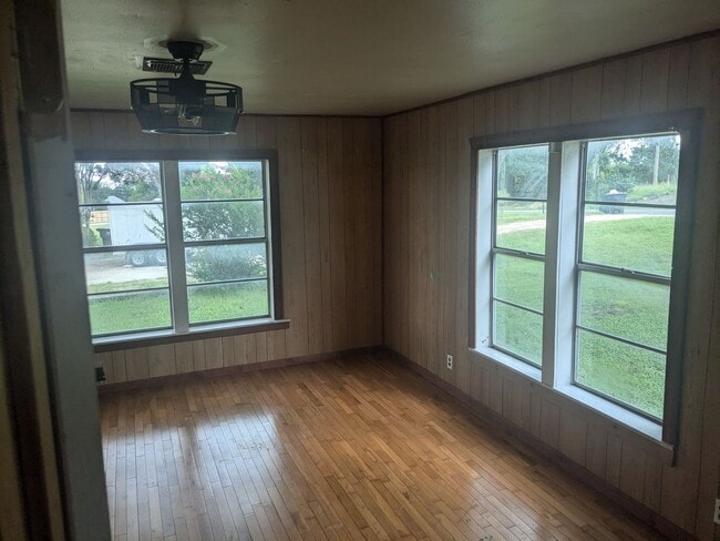 Building Photo - 3 Bed 1 Bath with Large Yard, Workshop, and Laundry Hookups