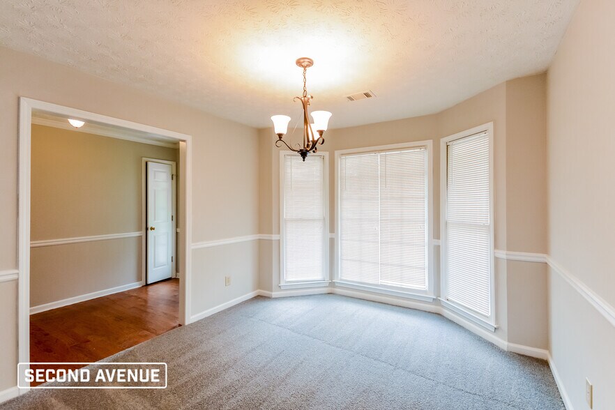 Building Photo - 4830 Thornwood Dr
