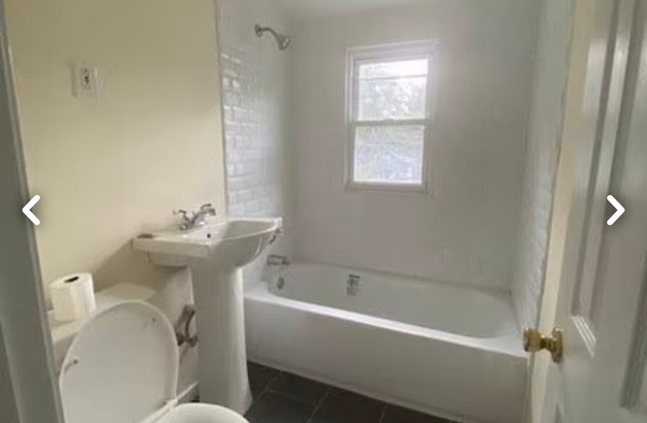 Building Photo - 242 Woodlawn Cir