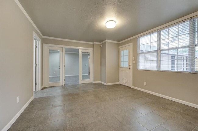 Building Photo - 9009 Lakeaire Dr