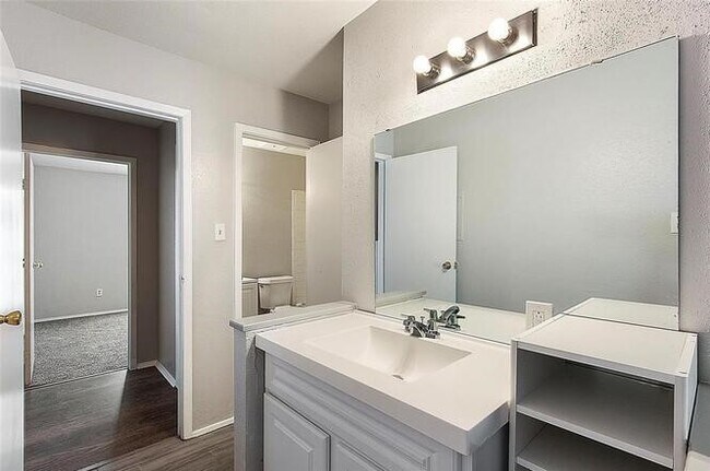 Building Photo - 8704 Victorian Village Dr