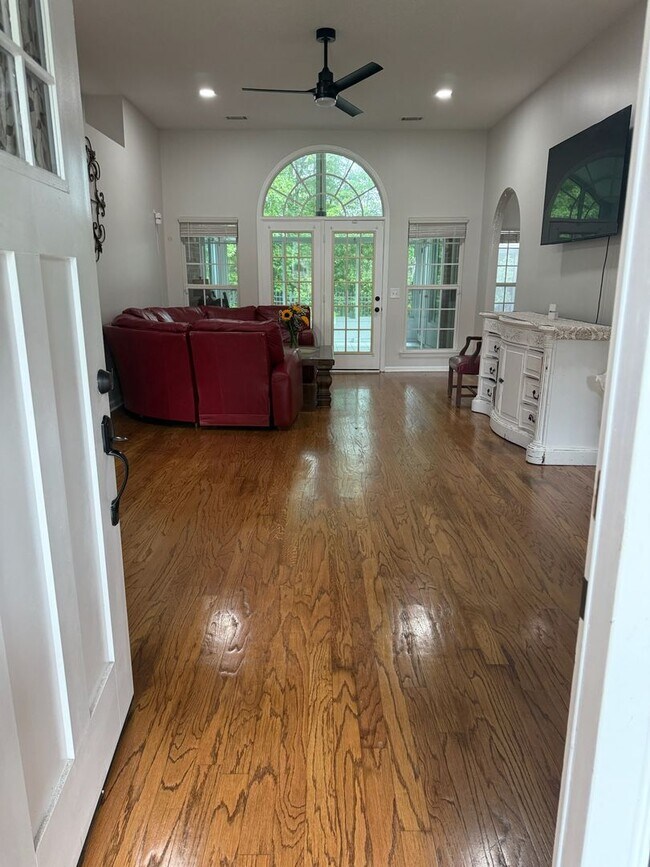 Building Photo - Beautifully Updated 4-Bedroom Home in Pool...