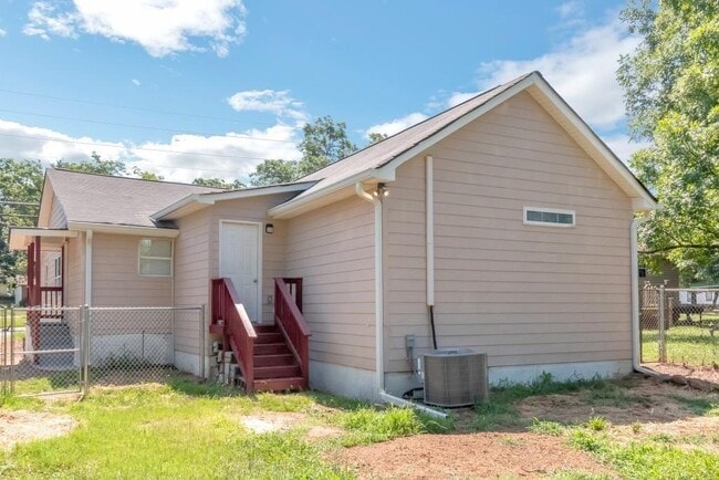 Building Photo - 204 Mill St