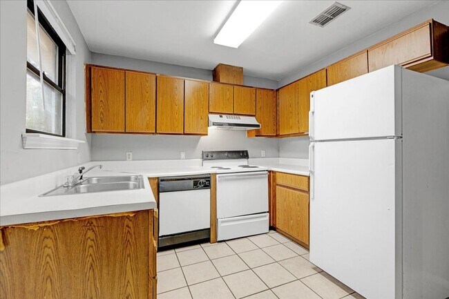 Building Photo - 3 bed 2 Bath house with fenced-in yard on Pepper dr! Available now!