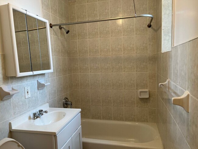 Interior Photo - 1256 CLAY AVE (929)263-1665