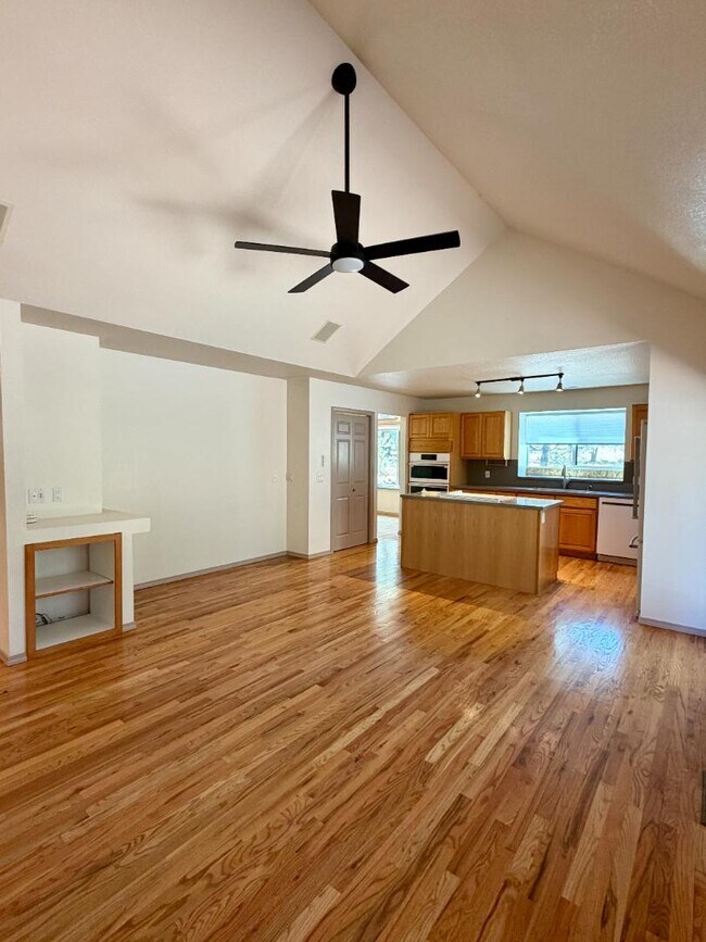 Building Photo - 61171 Minaret Cir
