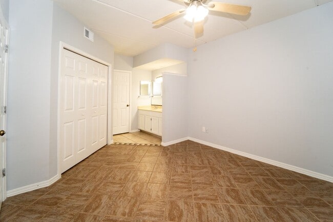 Building Photo - 2/2 1st Floor Apartment