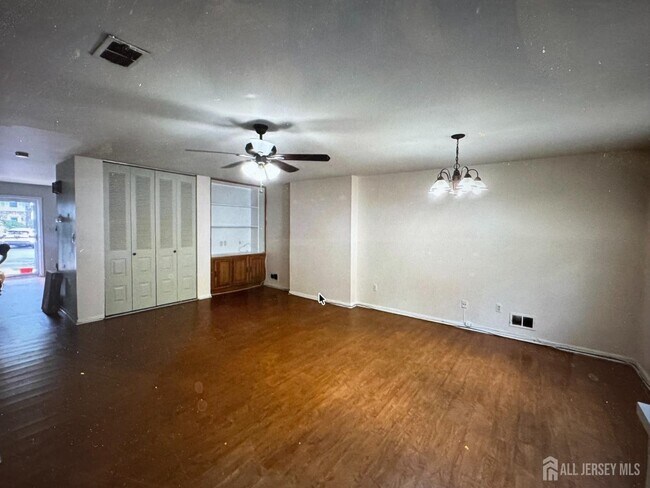 Building Photo - 211 Gambocz Ct