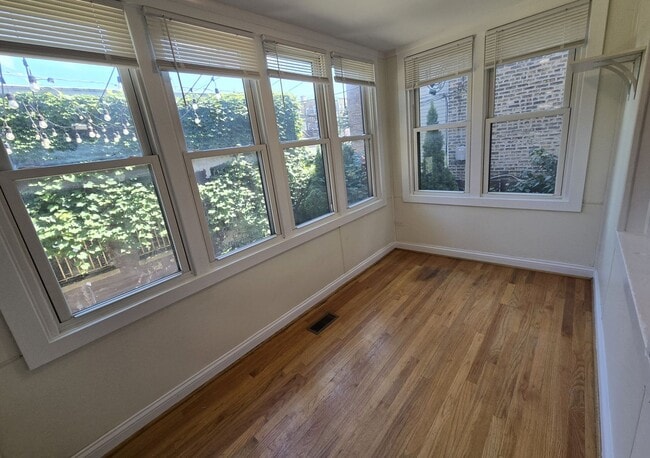 Building Photo - 4341 N Francisco Ave