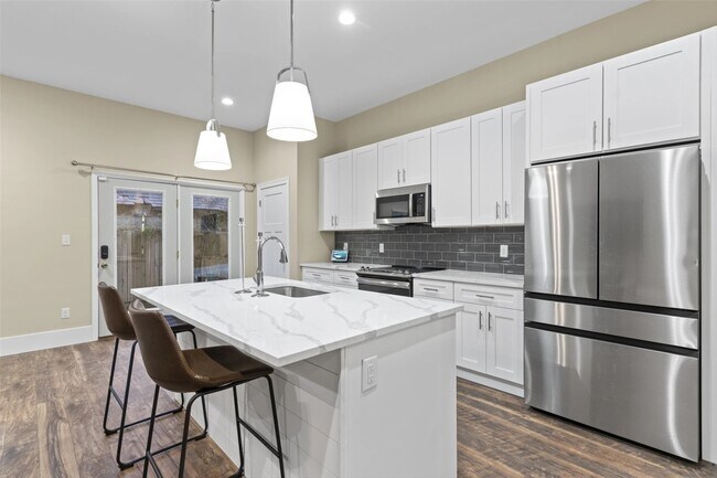 Building Photo - 5424 Delmar Ct