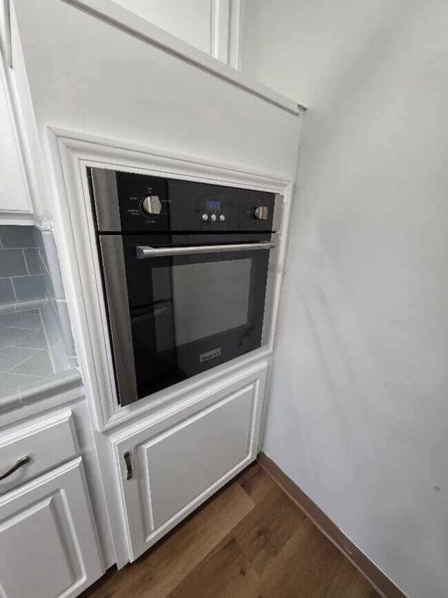Building Photo - UPPER 1BD/1BA CONDO WITH GARAGE AND COMMON...
