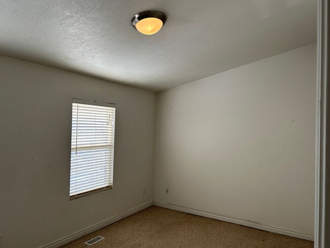 Building Photo - Great 2 Bed 2.5 Bath Draper Bench Condo