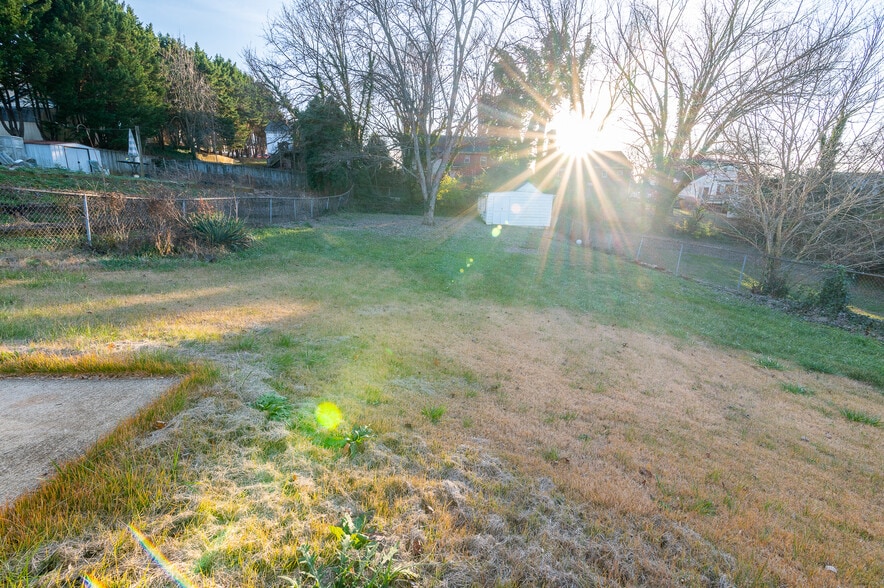 Building Photo - 1145 Lindsay St