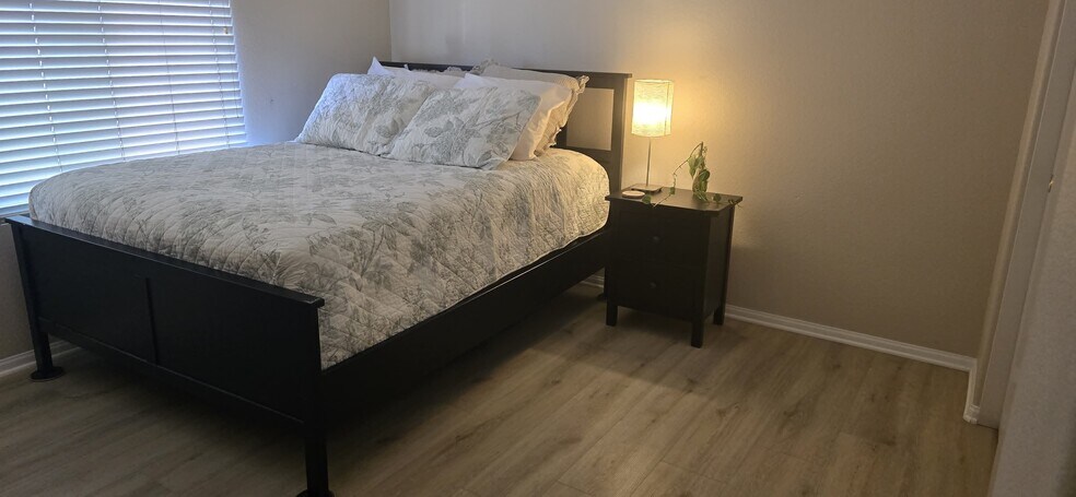 Building Photo - 395 Plaza Calimar