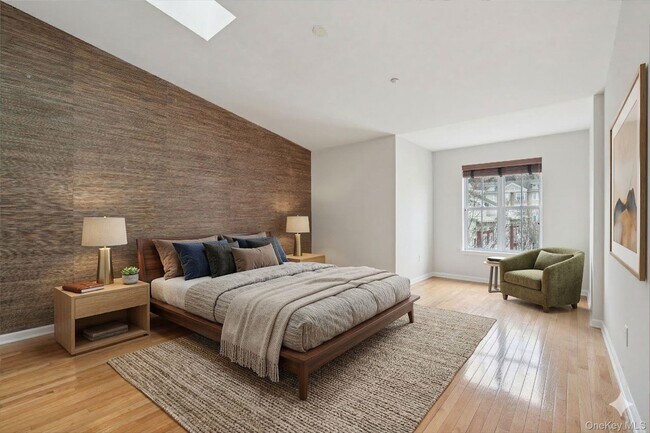 Building Photo - 10 Bridge Ln