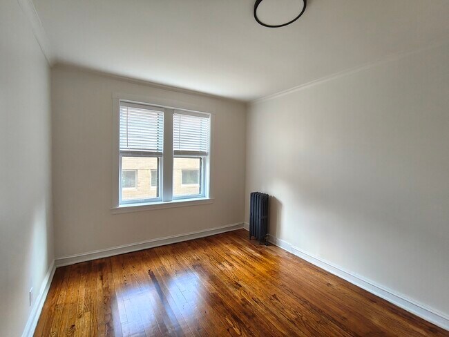 Building Photo - 1640 W Albion Ave