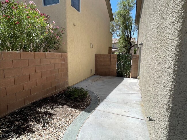 Building Photo - 534 Swiss Cottage Ave