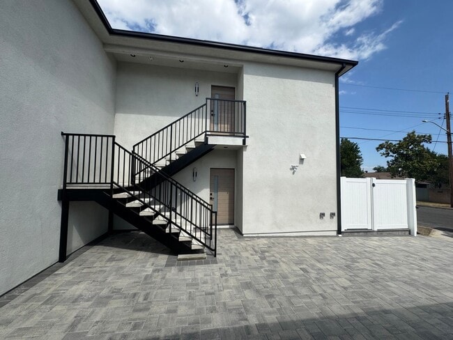 Building Photo - Spacious 1000 Sq. Ft. First-Floor Back ADU...