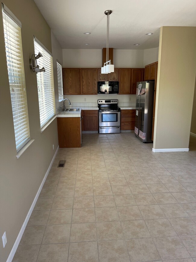 Kitchen - 1833 Millpond Ct