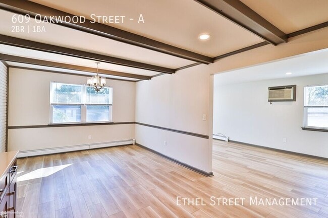 Building Photo - 609 Oakwood St