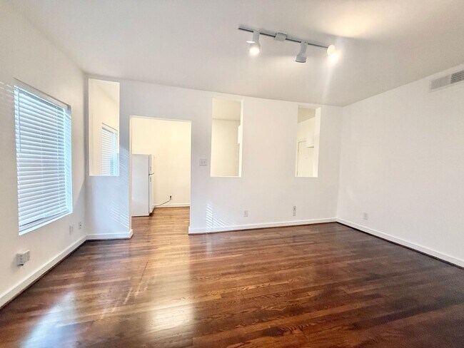 Building Photo - Adorable downstairs 1/1 Classic 8-plex near The Menil Collection!