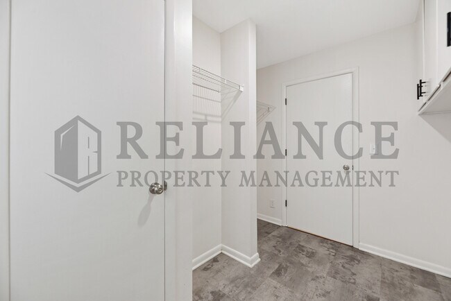 Building Photo - 900 N Brownthrush Ln