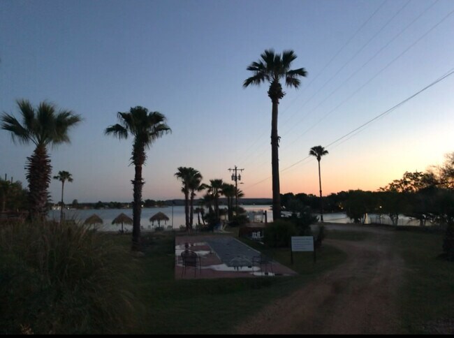 Building Photo - 604 Highcrest Dr