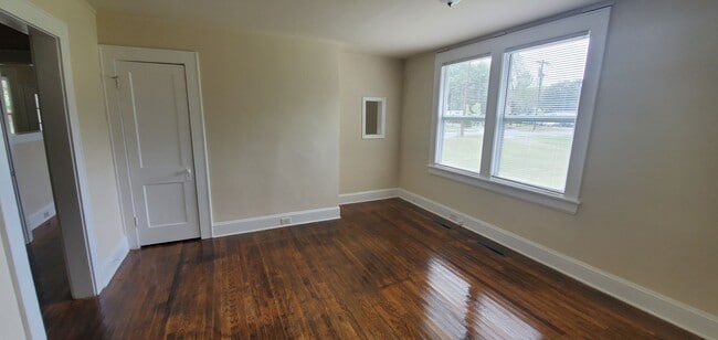 Building Photo - Lovely 2 Bedroom with a Large Yard!