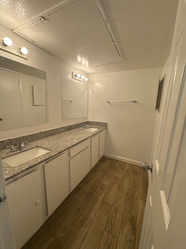 Building Photo - 3 bed, 2 bath 1st floor condo