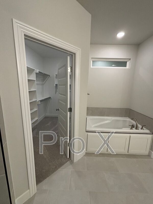 Building Photo - 1908 Charles St