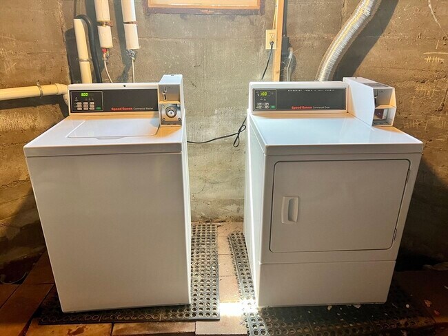 Building Photo - 308 Pleasant St