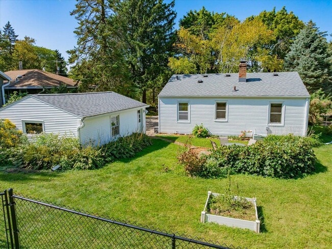 Building Photo - 401 Merrill Crest Dr