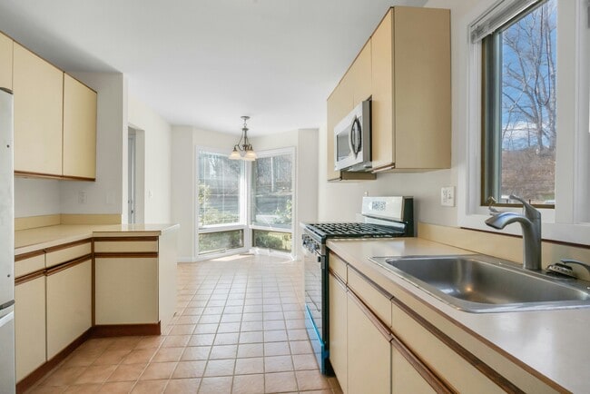 Building Photo - 1 Spring Pond Dr