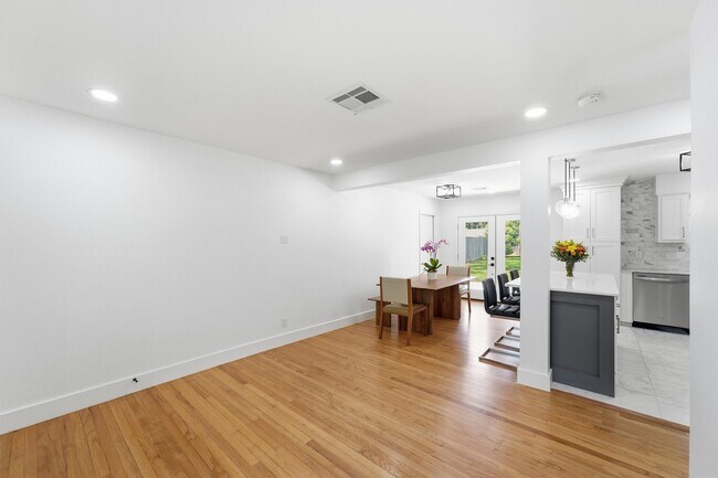 Building Photo - 2014 Woodcrest Dr
