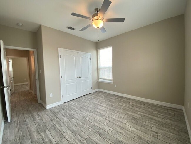 Building Photo - DCR642