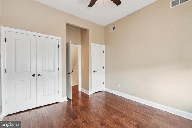 Building Photo - 719 E Thompson St