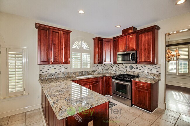 Building Photo - $750 Off 1st Month's Rent -3 Bdrm/ 3.5 Bath, Home with Garage in Downtown Wilmington