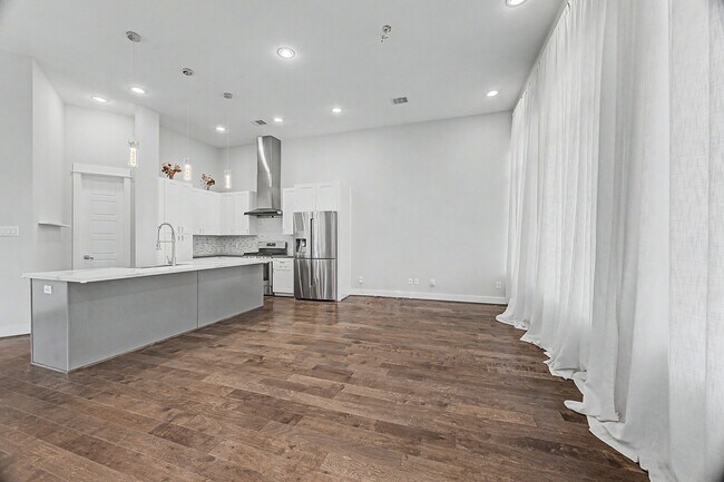 Building Photo - 1226 W 26th St