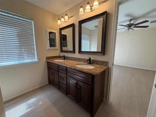 Building Photo - 930 Mesa Terrace Dr