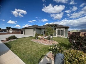 Building Photo - Beautiful Custom Home!