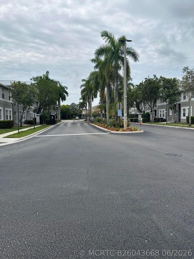 Building Photo - 1121 Shoma Dr