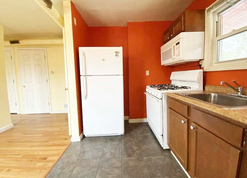 Building Photo - 221 Sterrett St