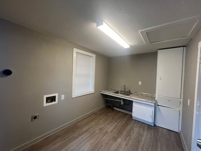 Building Photo - UTA proximity!