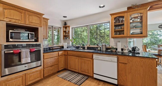Building Photo - 25151 Pleasant View Dr