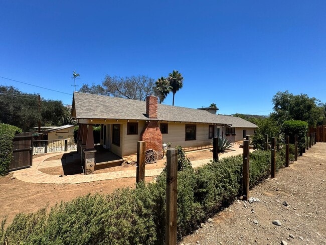 Building Photo - 3BD/2BA HOME off Old Hwy 80, Ample Parking...